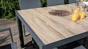 Les tables de jardin se déclinent sous une large palette de styles : Table De Jardin 10 Places Aluminium Et Ceramique Oviala