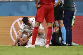 Leonardo spinazzola ha da poche ore lasciato coverciano, dove gli azzurri sono tornati dopo la grande vittoria di ieri contro il belgio a monaco di baviera.il terzino sinistro della roma deve abbandonare euro2020 e i suoi compagni della nazionale, dopo un infortunio che all'82' lo ha costretto ad abbandonare il campo in barella e in lacrime. Zrl7rv Yysaham