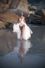 Das kleid, das die verstorbene prinzessin von wales damals an ihrem hochzeitstag trug, wird ab sofort in ihrem ehemaligen haus im kensington palace im rahmen einer ausstellung zu bewundern sein. Emanuel Hendrik Brautkleid Name Model Scarlett Gartmann Fotograf Rene Pferner Hochzeitskleid Hochzeitskleid Strand Kurzes Hochzeitskleid Hochzeit