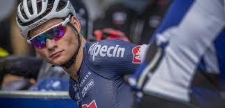 Tan pronto se dio la salida, superman lópez tuvo una avería que lo obligó a cambiar de bicicleta. Cytwndglpdtzsm