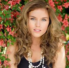 Larissa Hirst –, rissikat bade HD wallpaper