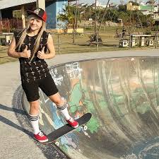 Dona do canal garagem de unicórnio, que conta com mais de 400 mil seguidores, karen já está acostumada a estar. Karen Jonz Nao Oficial Home Facebook