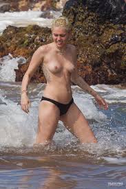 Miley Cyrus nude on stage and at the beach 16 photos