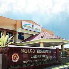 Kolej komuniti menawarkan empat jenis program pengajian iaitu sijil kolej komuniti, sijil kemahiran khas (masalah pembelajaran kurang upaya), diploma secara pembelajaran berasaskan kerja sijil reka bentuk dan pembuatan perabot. Kolej Komuniti Chenderoh Perak Youtube