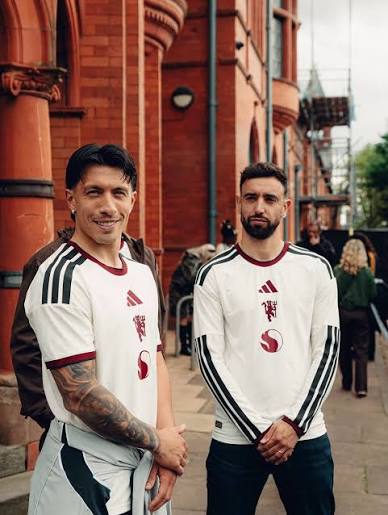 Inspirada na arquitetura e cultura da cidade, o Manchester United apresentou a nova terceira camisa para a temporada 2026/27. 🏴󠁧󠁢󠁥󠁮󠁧󠁿🔴⚪️ Mais um acerto da @adidasfootball