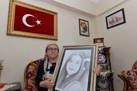 Terörün hedefi olan öğretmen şenay aybüke yalçın son yolculuğuna uğurlandı. Aybuke Ogretmenin Annesi Bir 24 Kasim I Daha Buruk Gecirecek