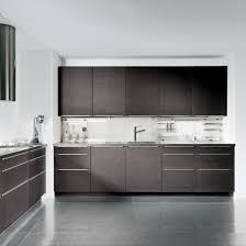 Para darle algún toque de color en la cocina puede pintar las encimeras o algunas puertas de tus muebles de madera en azul rojo o verde que son una alternativa alegre a la imagen blanca y elegante de la cocina. China Nuevo Diseno De Muebles De Cocina De Madera De Alto Brillo Kit 66 Comprar Muebles De Cocina En Es Made In China Com