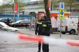 Bij een schietpartij op het nieuwlandhof in amsterdam zuidoost zijn dinsdagavond drie mensen gewond geraakt. Schoten Gelost Bij Politieachtervolging Na Schietpartij Amsterdam Noord