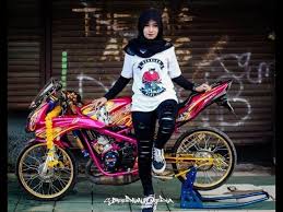 Hiburan cewek keren naik moge modifikasi. Download Cewek Hijab Cantik Naik Ninja Rr Keren Mp3 Mp4 3gp Flv Download Lagu Mp3 Gratis