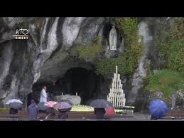 Réciter le chapelet en communion avec lourdes, c'est porter la prière de milliers de pèlerins, qu'ils soient physiquement ou par le coeur face à la grotte de massabielle. Chapelet Du 9 Decembre 2020 A Lourdes Ktotv