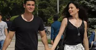 Savaşçı dizisinde tanışan ve uzun yıllar beraber çalışan berk oktay ve yıldız çağrı atiksoy'dan müjdeli haber geldi. Berk Oktay Ve Yildiz Cagri Atiksoy Asklarini Ilan Etti Sefa Geldin Gonlume