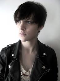 An androgynous look is one that ignores gender binaries and embraces both feminine and masculine qualities. Ponderings Thoughts On Life Love And Existence Page 2 Androgynous Hair Ftm Haircuts Short Hair Styles Pixie