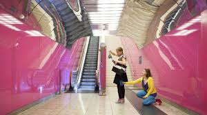 Beim spazierengehen kann man sprachen aus aller welt horen, denn munchen ist deutschlands fremdenverkehrsmetropole. Die Schonsten U Bahn Stationen Europas I Islandart Ch