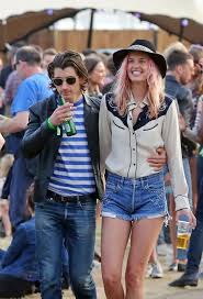Jan 18, 2021 · the band's lead singer is named alex turner. 8 Style Lessons From Arctic Monkeys Alex Turner V Man