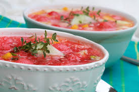 Suppe in teller anrichten und mit pesto, gurkenwürfeln. Jetzt Im Sommer Gar Nicht Ohne Kalte Suppe Mit Melone Falter At