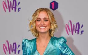 Julie wil graag een tiktok maken met het hele gezin. Julie Vermeire Openhartig Over Haar Mama Eva Pauwels Mijn Broer En Ik Werden Hier Keihard Mee Geconfronteerd Nieuws365