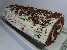 Je Vous Propose Aujourdhui Une Buche De Noel Facon Foret Noire Un Dessert Frais Qui Change Un Peu Des Buches Recette Buche De Noel Buche De Noel Foret Noire