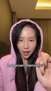 Nih yg rame di Live gw dr kmrn. Ud gw jawab yaaa… zircon & moissanite itu  bukan lab grown diamond. Wlpn dibuat di lab, tp bkn diamond. Ya iyalah  buatnya di lab masa di kamar mandi 😅