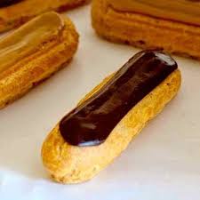 L Eclair Est Une Patisserie Francaise Traditionnelle A Base De Pate A Choux Fourree De Creme Patissie Cuisine Francaise Traditionnelle Alimentation Mini Gateau