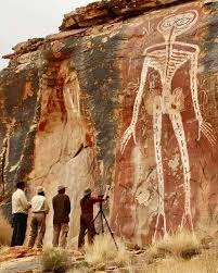 Uma descoberta recente em Hoshangabad, Madhya Pradesh, revelou pinturas rupestres antigas que desafiam nossa compreensão da interação humana pré-histórica. Essas pinturas de 10.000 anos, encontradas em Charama, Chhattisgarh, retratam vida extraterrestre e...