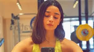 For a small amount of effort you can look great in straight. Alia Bhatt Chops Her Hair Short During Lockdown Is Loved One Ranbir Kapoor Her Hair Stylist Celebrities News India Tv
