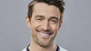 Robert Buckley as Evan Kincaid