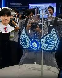 Um estudante japonês surpreendeu o mundo ao criar um sutiã inteligente que só destrava com impressão digital 😱👙 👉 O detalhe mais curioso: ele abre apenas com a digital do parceiro da