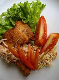 Ayam Goreng Sambal Mangga Unique Contradictory Flavours Between Savory Fried Chicken And The Tartness Of The Grated Mango Asian Flavors Food Fried Chicken