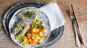 Gedunstete Forellenfilet Mit Mohren Und Kartoffeln Auf Einem Teller In 2021 Rezepte Einfache Gerichte Sodbrennen