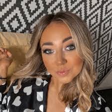 Amanda Grierson's Instagram, Twitter & Facebook