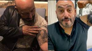 En los videos se observa con una camisa deportiva gris. Dsq 3fzmk7h Zm