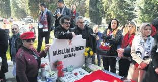 Müslüm gürses is with muhteşem candan and 2 others. Muslum Gurses Vefatinin 7 Yilinda Mezari Basinda Anildi Takvim