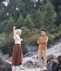 Pin by ora lea on w. Ide Prewedding Kasual Diluar Ruangan Tampil Santai Dengan Latar Alam Pose Prewedding Pose Pasangan Pengantin Foto Perkawinan