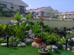 Tanaman tersebut ditanam secara apik dengan susunan tanaman warna hijau berda di bagian terluar lalu dalamnya tanaman dengan bunga kecil. Pokok Yang Sesuai Ditanam Di Halaman Rumah Teringin Nak Juga Ada Tanaman Dalam Rumah Nilah Dia Pokok Ramai Yang Berkebun Di Halaman Rumah Rranyekell