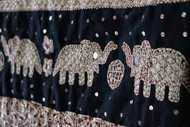 Motif tapis khas lampung sangat beragam lho tergantung dari suku apa. Mengenal Kain Tapis Tenun Lampung Yang Sudah Membudaya Ratusan Tahun Pesonaindonesia Kompas Com