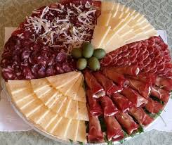Una volta steso l'impasto di parmigiano, potete realizzare le forma che preferite, per personalizzare il vostro antipasto. L Antipasto All Italiana E Un Classico Sulle Nostre Tavole Durante I Giorni Di Festa Formato Da Una Selezione Di Affettati E Di Formagg Ricette Antipasti Cibo