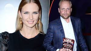 W najnowszym filmie jest… mistrzem gry na. Piotr Adamczyk Z Zona Karolina Szymczak Na Premierze Polityki
