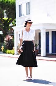 Black And White Pleated Midi Skirt This Look Has Us Dreaming Of A Relaxing Spring Beach Getaway Black Skirt Outfits Midi Skirt Outfit August Outfits