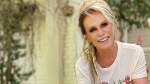 Ana maria braga maffeis (born april 1, 1949) is a brazilian television presenter and journalist. Ana Maria Braga Aparece De Dreads E Gera Repercussao Nas Redes Sociais Verso Diario Do Nordeste