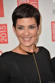 Alessandra sublet a toujours apprécié le port des cheveux courts. L Inimitable Cristina Cordula Reste Fidele A Sa Coupe Tres Courte Et Elle A Bien Raison Terrafemina