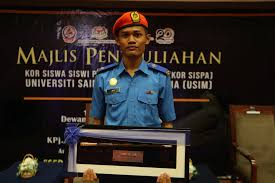 Leftenan muda in the army, not sure about police though. 63 Kadet Kor Sispa Usim Ditauliah Sebagai Leftenan Muda Pertahanan Awam Kali Ke 11 Usim Universiti Sains Islam Malaysia