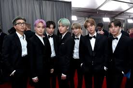 Halsey holte suga von der südkoreanischen boygroup bts für eine. Bts 039 Rm Amp Amp Halsey Showed Off Their Friendship With An Epic Handshake Billboard Scoopnest