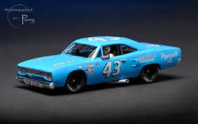 These cars are 5 to 7 inches long. Newsletter April 29th 2011 Electric Dreams