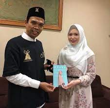 Sebelumnya, refly harun menilai presiden jokowi tidak semestinya menambah staf khusus dari kalangan milenial. Refly Harun Ikut Doakan Ustadz Abdul Somad Berjodoh Dengan Ayana Moon
