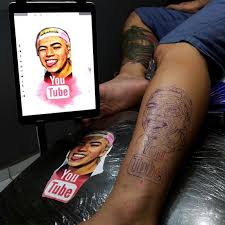 Em 2019, anunciou uma pausa na carreira para se tratar da depressão. Fa Faz Tatuagem Super Realista Do Rosto De Whindersson Nunes