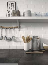 Pero hay muchos estilos que combinan lo moderno con lo práctico. Nuevos Materiales Y Disenos Revestimiento Cocina Cocina Azulejos Blancos Decoracion De Cocina