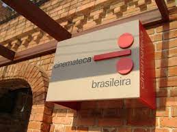 A distância de ambos da tragédia era apenas circunstancial, em razão de uma agenda oficial. A Cinemateca Em Perigo
