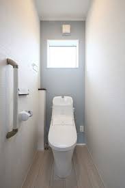白のレンガ調クロスに水色のアクセントがかわいいトイレ トイレのデザイン トイレ 壁紙 トイレ おしゃれ