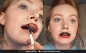Chicago Model Applying Mehendi On Her Lips To Turn Them Orange Twitter Confused See Viral Video Girl Put Mehndi On Her Lips Seeing People Fly Away Said What A Joke