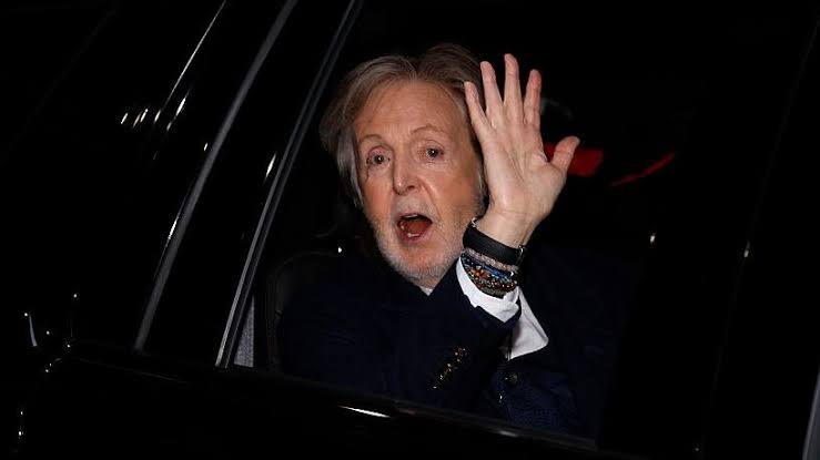 Paul McCartney surprises Beatles fans during Magical Mystery Tour - WSOC TV